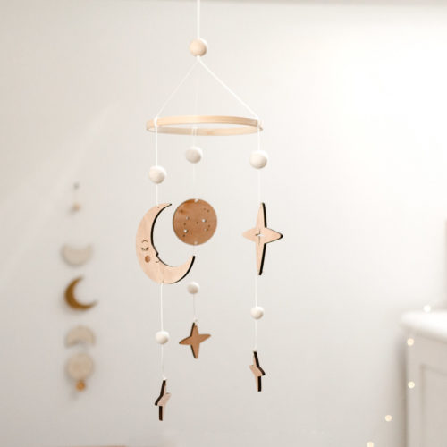 mobile bébé en bois chambre décoration lunaire et constellation