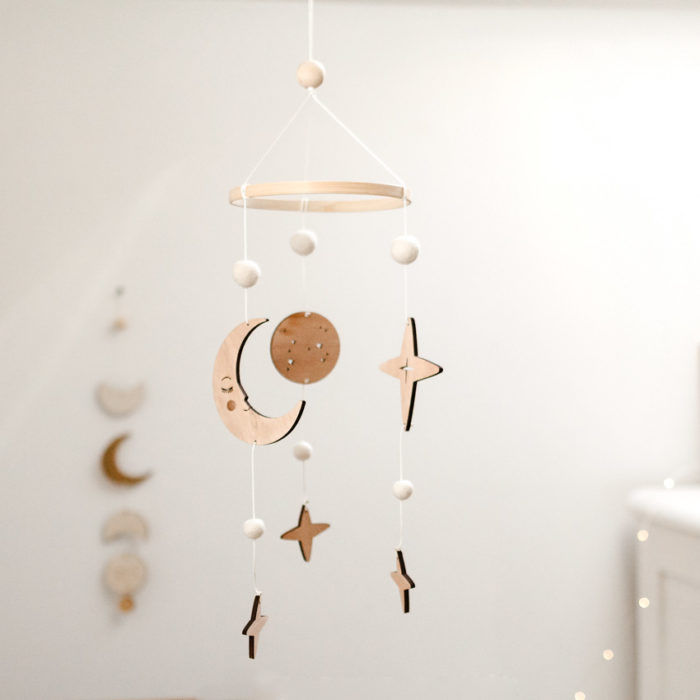 mobile bébé en bois chambre décoration lunaire et constellation